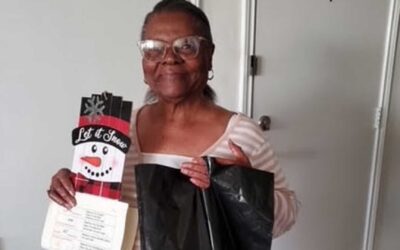 Calor y alegría para los ancianos que reciben artículos de invierno en Elgin