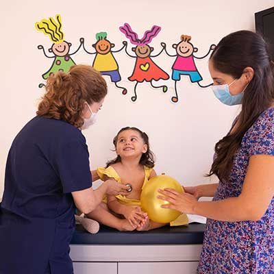 Madre e hija en la consulta del médico