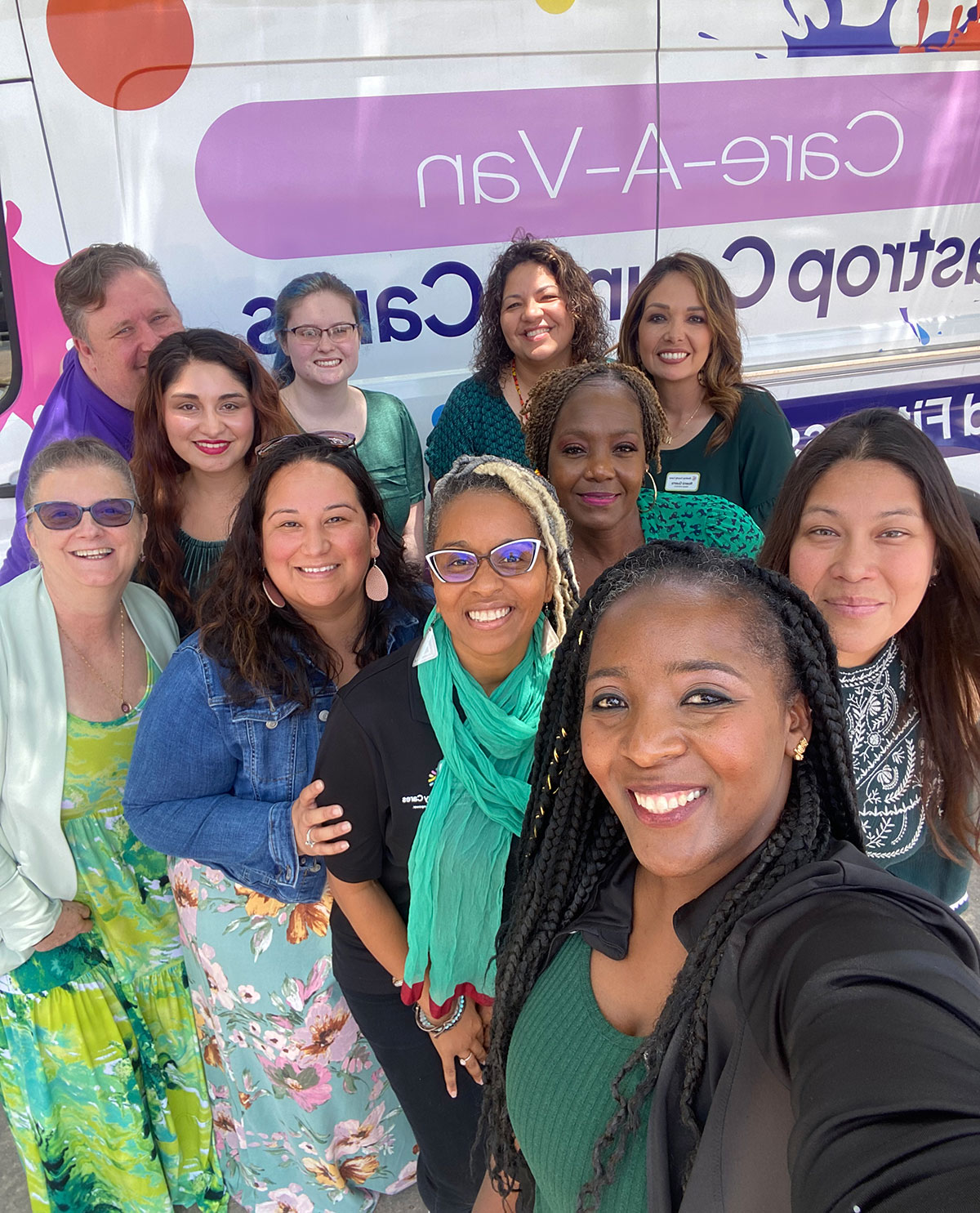 Miembros del Equipo Bastrop County Cares delante de la Caravana