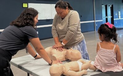 Las familias aprenden técnicas para salvar vidas en un curso gratuito de RCP