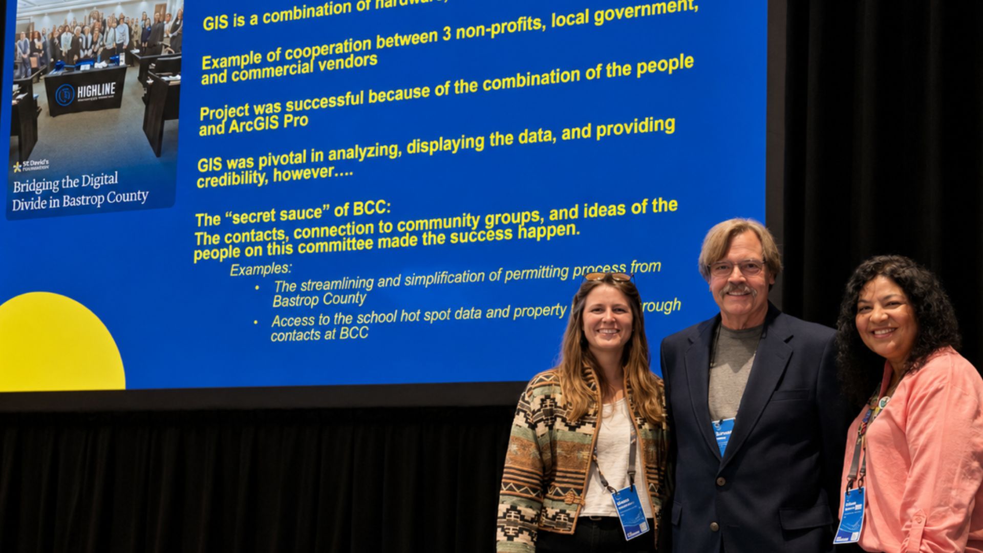 Los miembros del equipo de Bastrop County Cares posan junto a una presentación en la que se destaca la iniciativa Broadband Equity de la organización y su trabajo de cartografía SIG en la Conferencia de Usuarios de Esri.